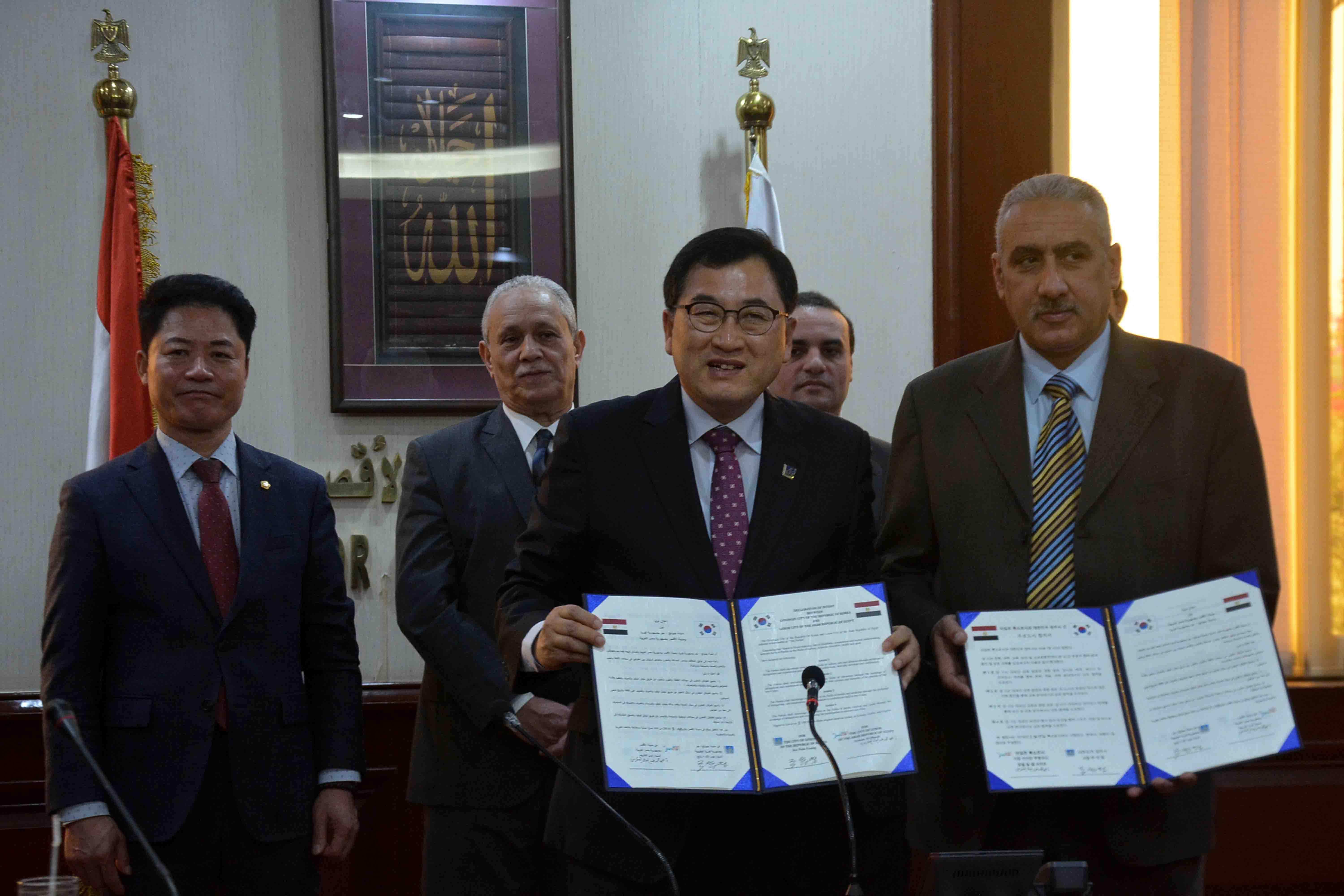 محافظ الأقصر يشهد مراسم توقيع خطاب نوايا بين مدينة جيونج جو الكورية والأقصر (2)