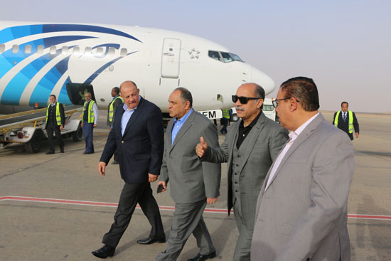 الفريق يونس المصرى وزير الطيران المدني يتفقد مطار اسوان (1)