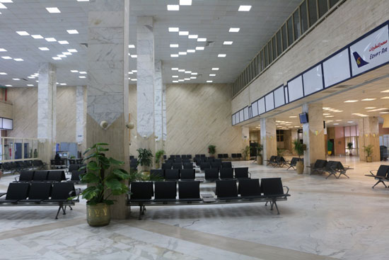 الفريق يونس المصرى وزير الطيران المدني يتفقد مطار اسوان (5)