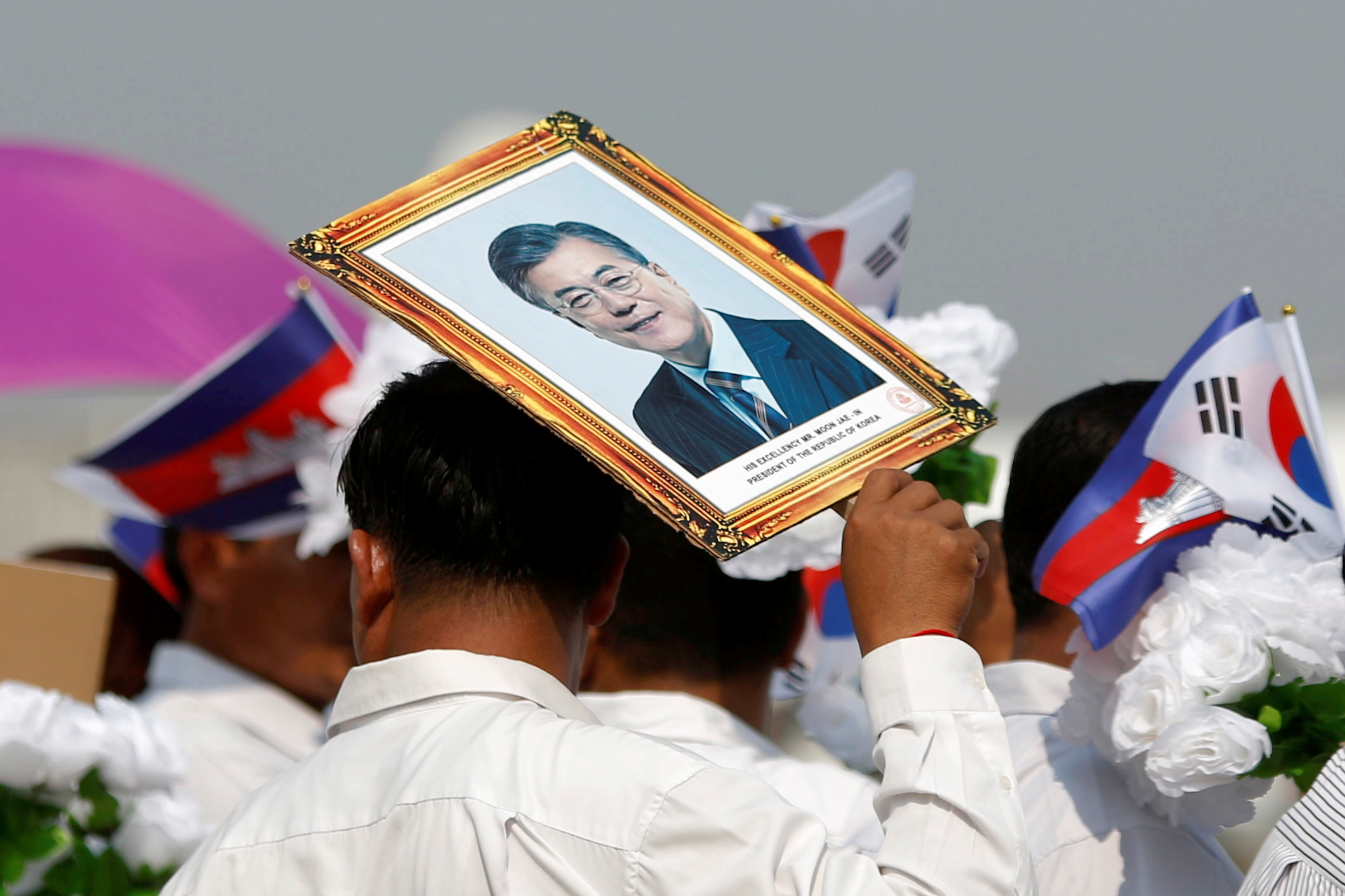 كمبودى يحمل صورة الرئيس الضيف