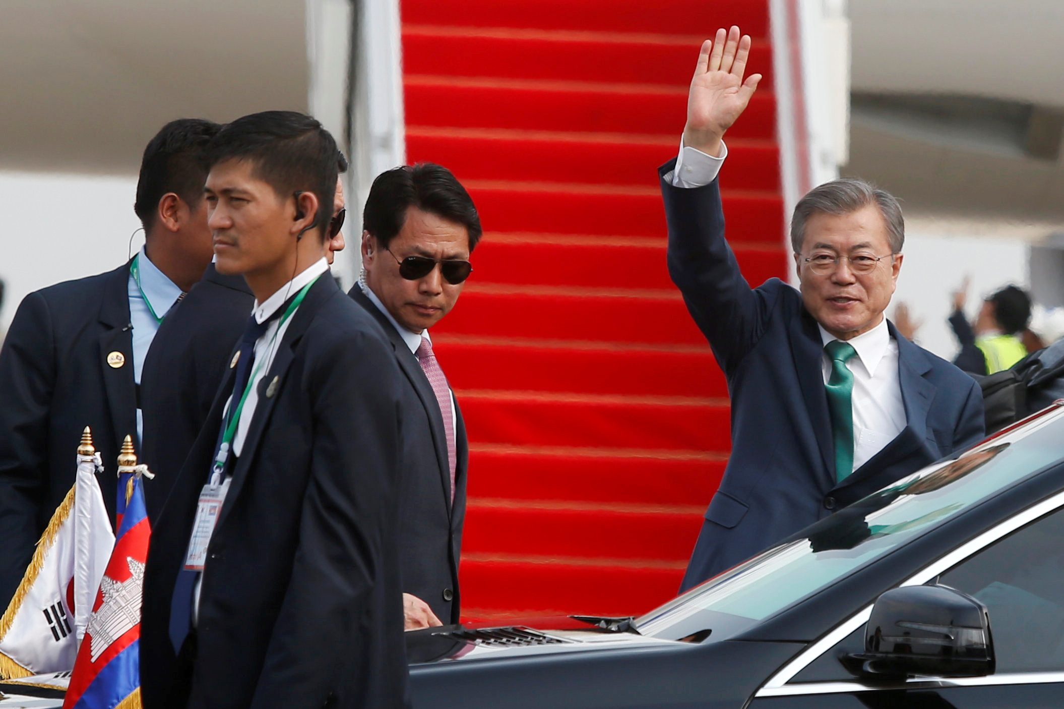 رئيس كوريا الجنوبية بعد نزوله من الطائرة الرئاسية