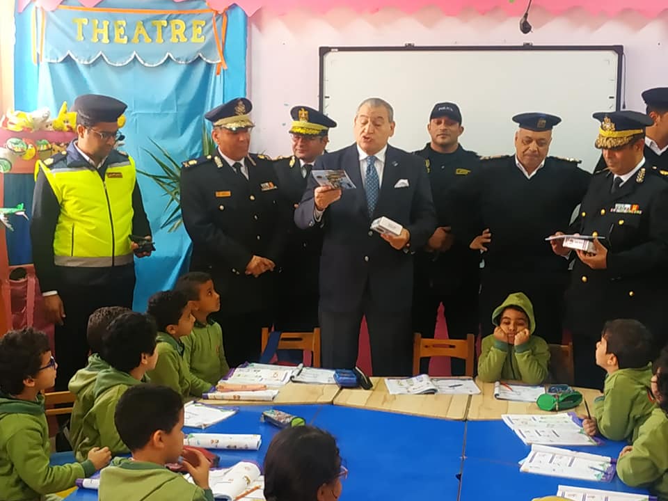 مدير أمن السويس يوزع هدايا وزارة الداخلية على تلاميذ المدارس (6)