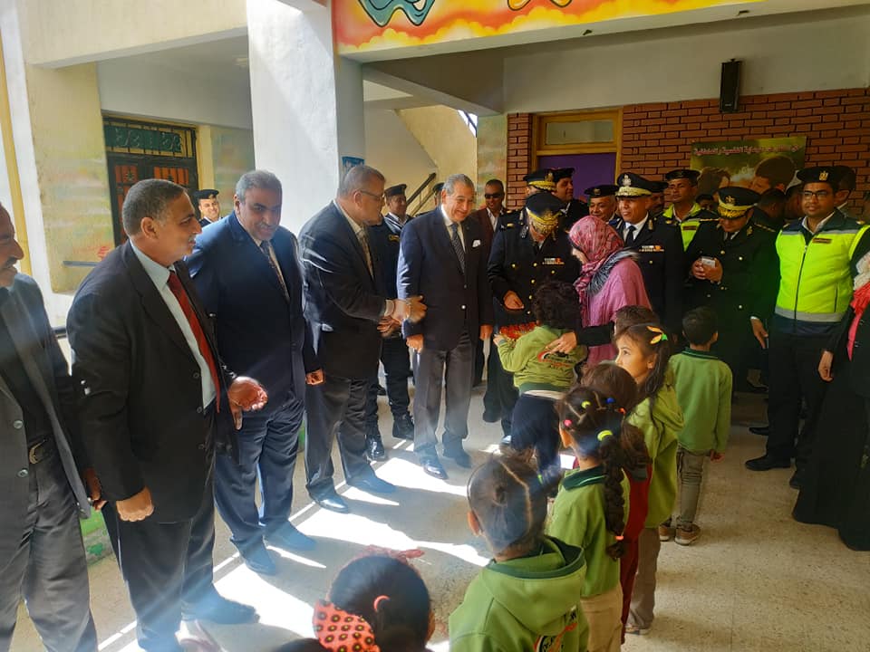 مدير أمن السويس يوزع هدايا وزارة الداخلية على تلاميذ المدارس (2)