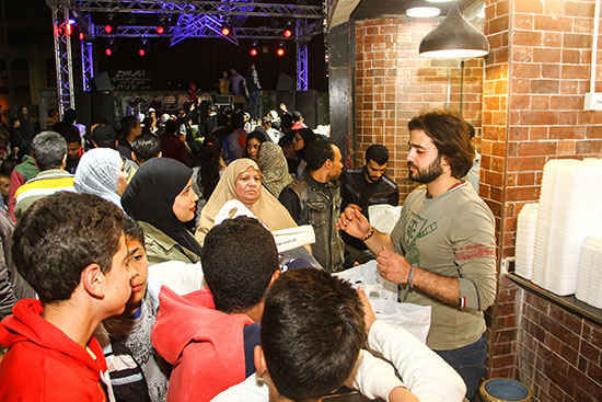 أشهر فرقة إنشاد سورية تفتتح مطعم سورى (22)