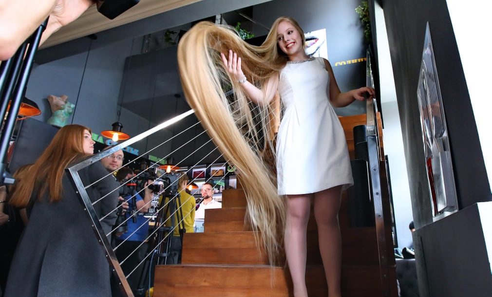 شعر أولينا كورزينيوك يبلغ طوله 2.35 مترًا