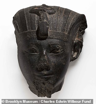  التماثيل  (1)