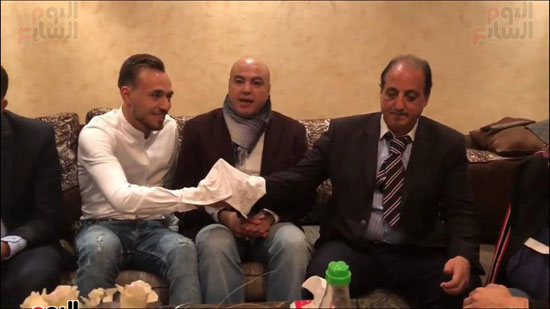 محمد عنتر يحتفل بعقد قرانه قبل رحلة الجزائر (5)