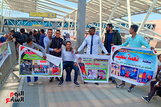 أهالى وأصدقاء بطلة منتخب رفع الأثقال يصلون مطار القاهرة لاستقبالها (2)