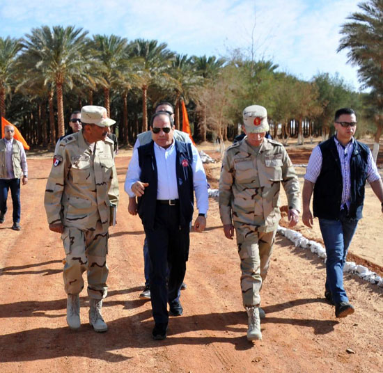 الرئيس السيسى يتفقد عدداً من المشروعات التنموية بمنطقة توشكى (14)