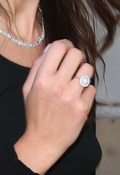 دانيلا بيك مرتدية خاتم الماس