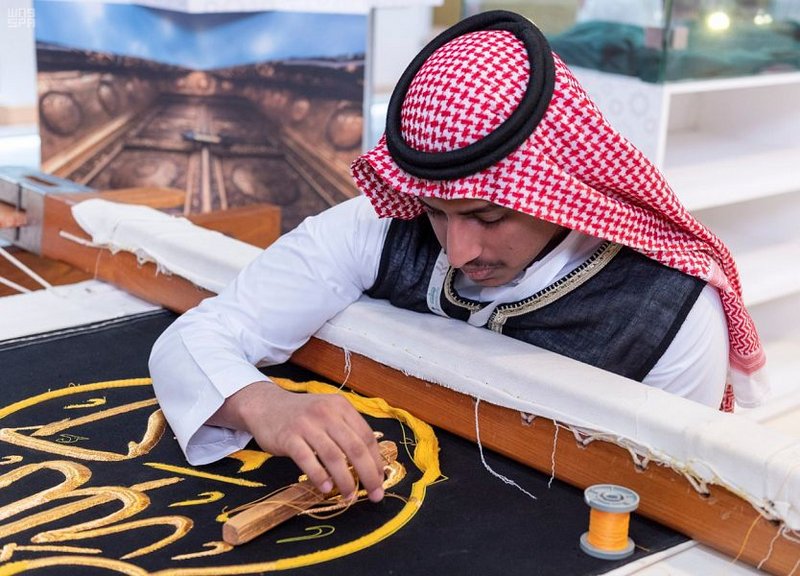 جمهور معرض الرياض الدولى للكتاب يشارك فى حياكة كسوة الكعبة (4)