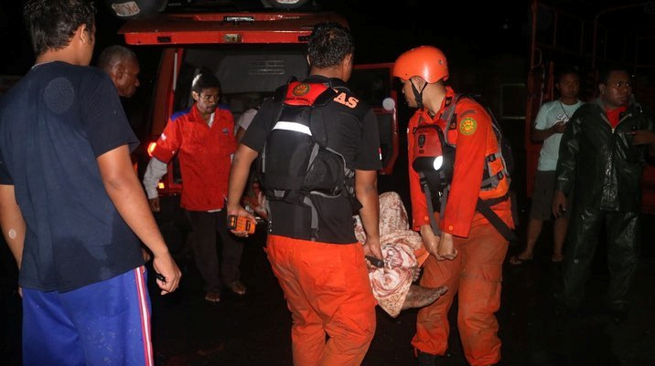 قوات الإنقاذ تنقل مصاب لتلقى العلاج