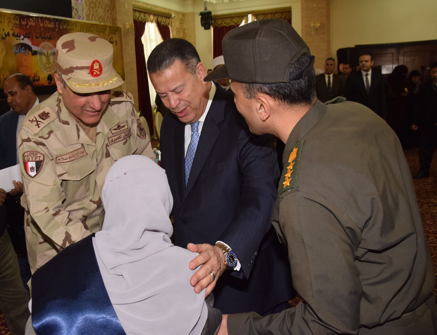 محافظ بنى سويف يكرم أسر شهداء أبطال القوات المسلحة (3)