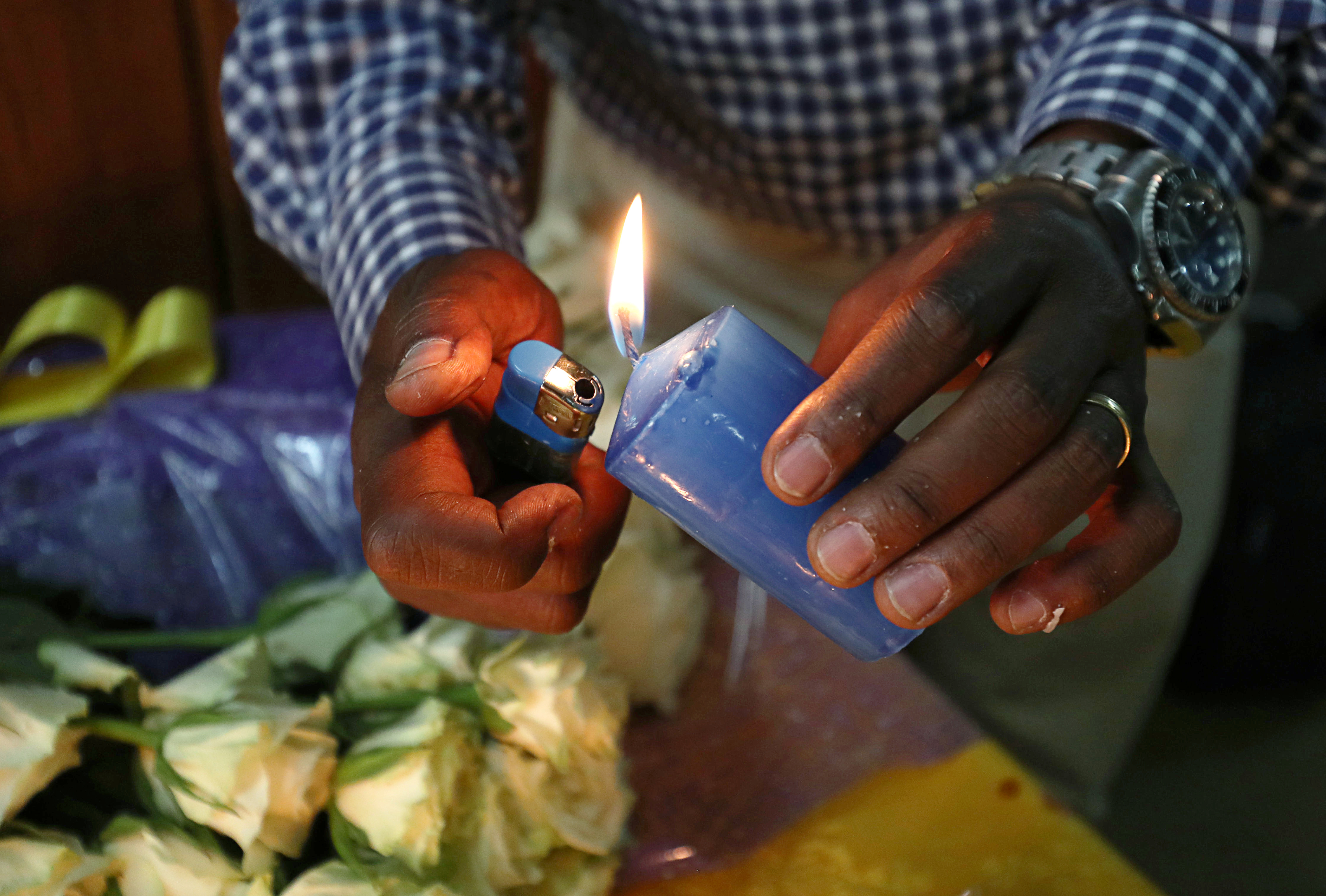مواطن يوقد شمعة تحية لأرواح الضحايا
