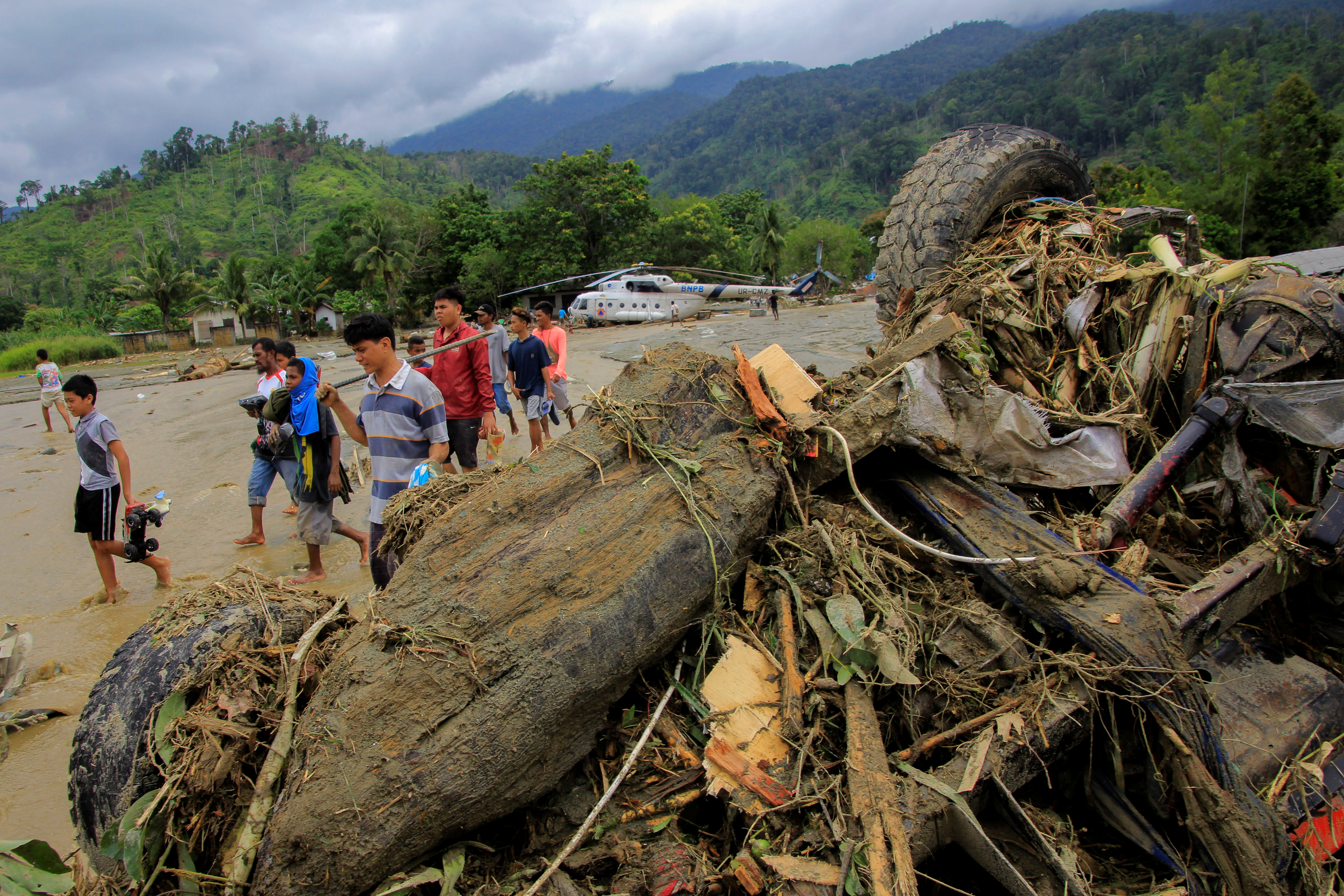 أثار الفيضانات التى ضربت إندونيسيا
