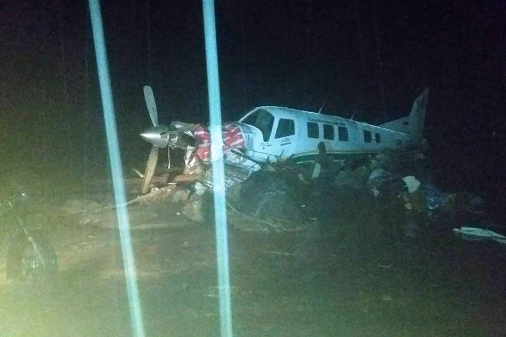 طائرة تعوم على المياة جراء الفيضانات