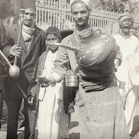صورة لبائع العرقسوس في القاهرة سنة 1900