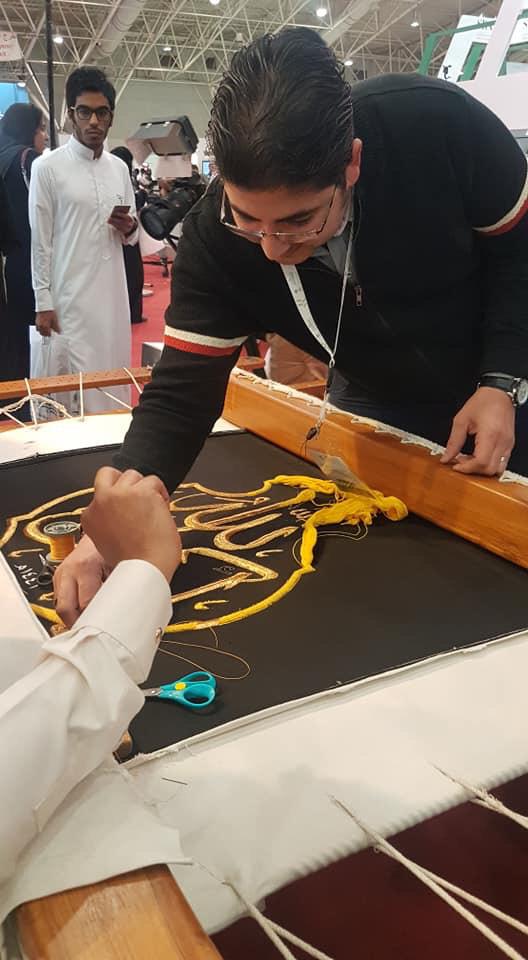 جمهور معرض الرياض الدولى للكتاب يشارك فى حياكة كسوة الكعبة (8)