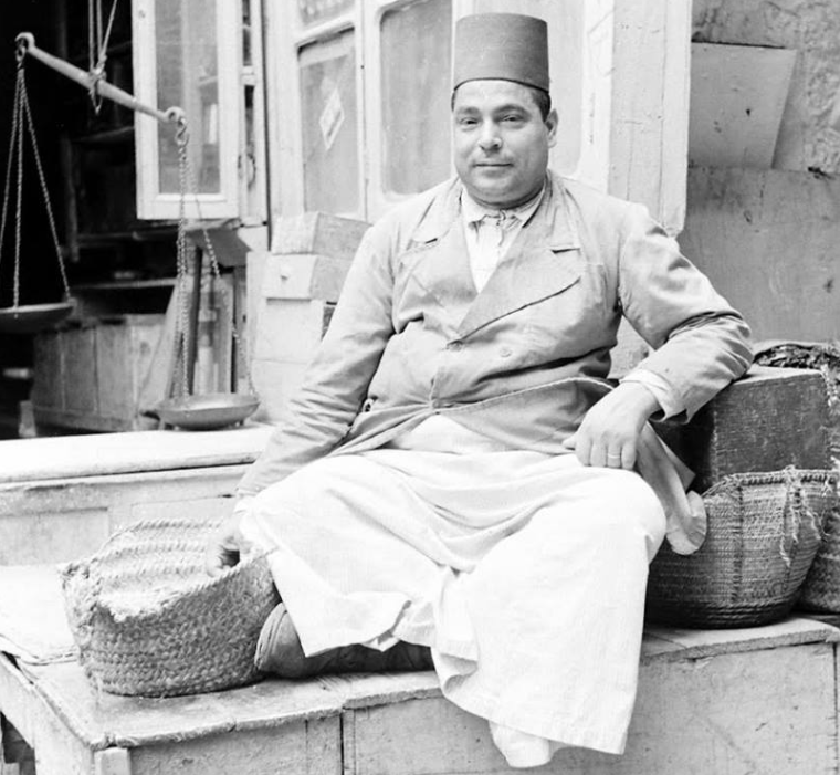 صورة لاحد الباعة في محل بقالة بالقاهرة سنة 1942
