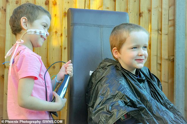 طفل يحلق شعره لجمع تبرعات لصديقته المريضة بالسرطان (4)