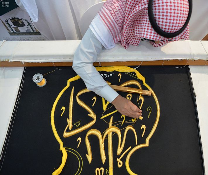جمهور معرض الرياض الدولى للكتاب يشارك فى حياكة كسوة الكعبة (6)