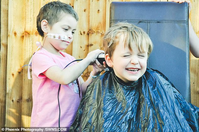 طفل يحلق شعره لجمع تبرعات لصديقته المريضة بالسرطان (1)