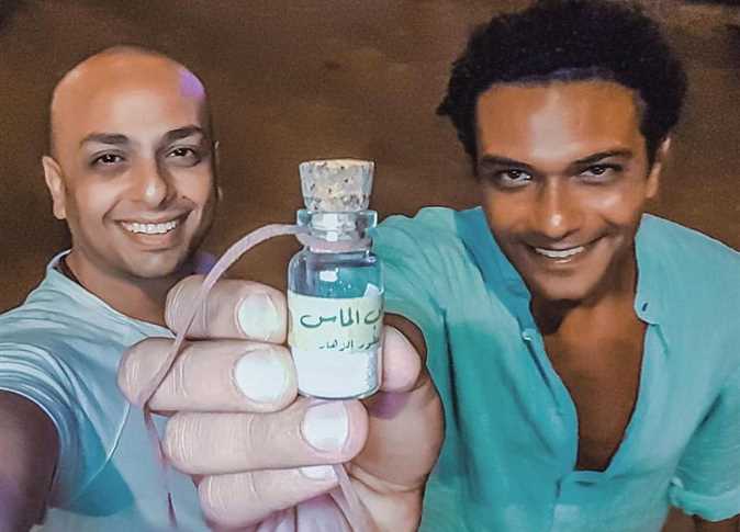 آسر ياسين يحمل زجاجة تراب الماس