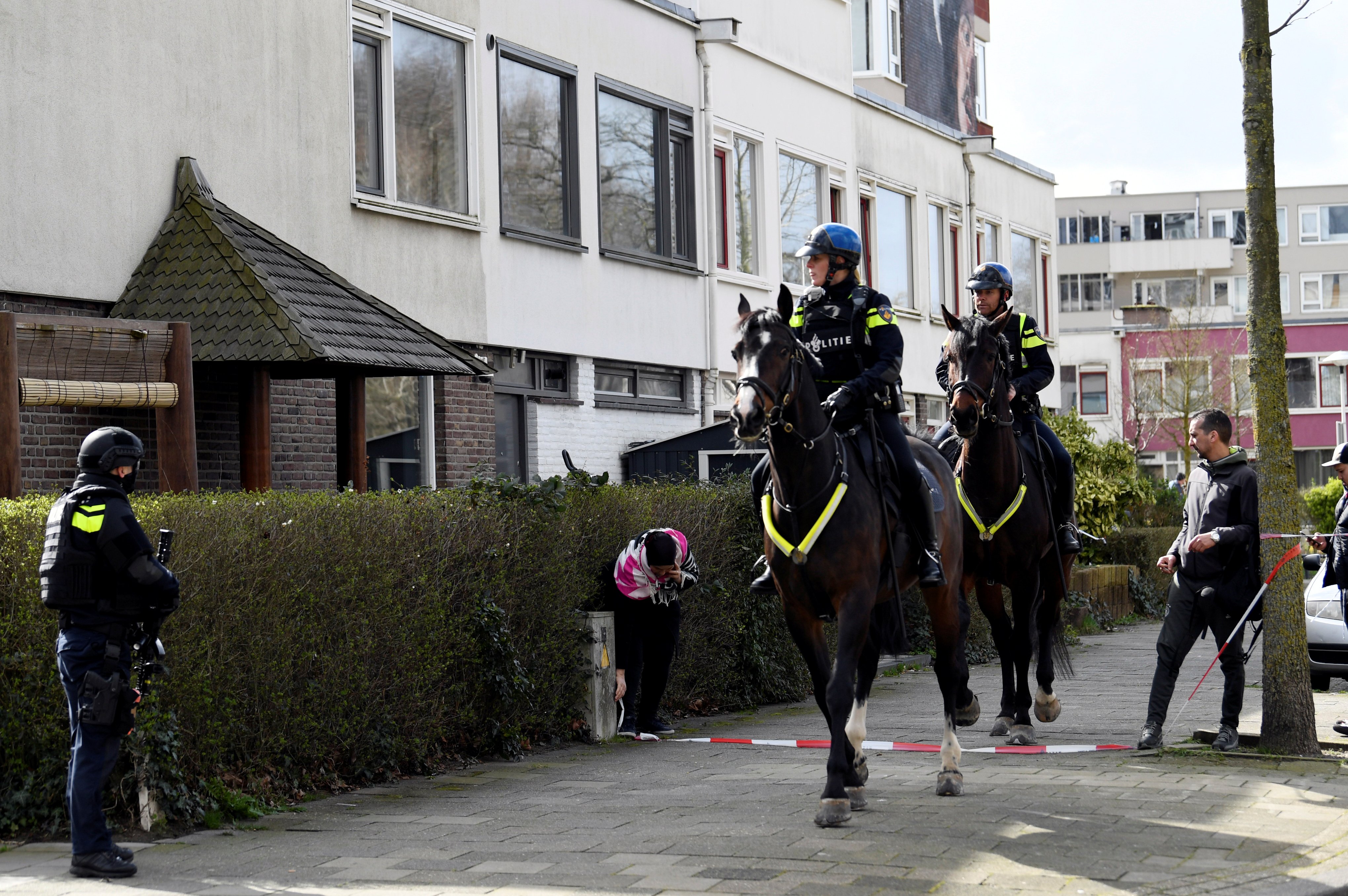 قوات الشرطة الهولندية فى مناطق عدة