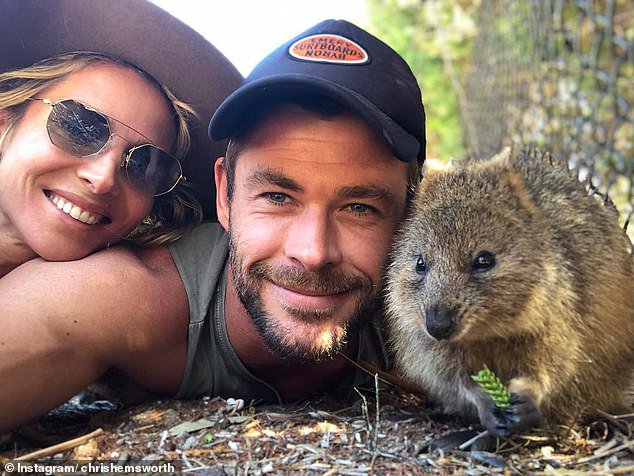 كريس هيمسوورث مع زوجته وبرفقة حيوان كوكا فى أسترليا