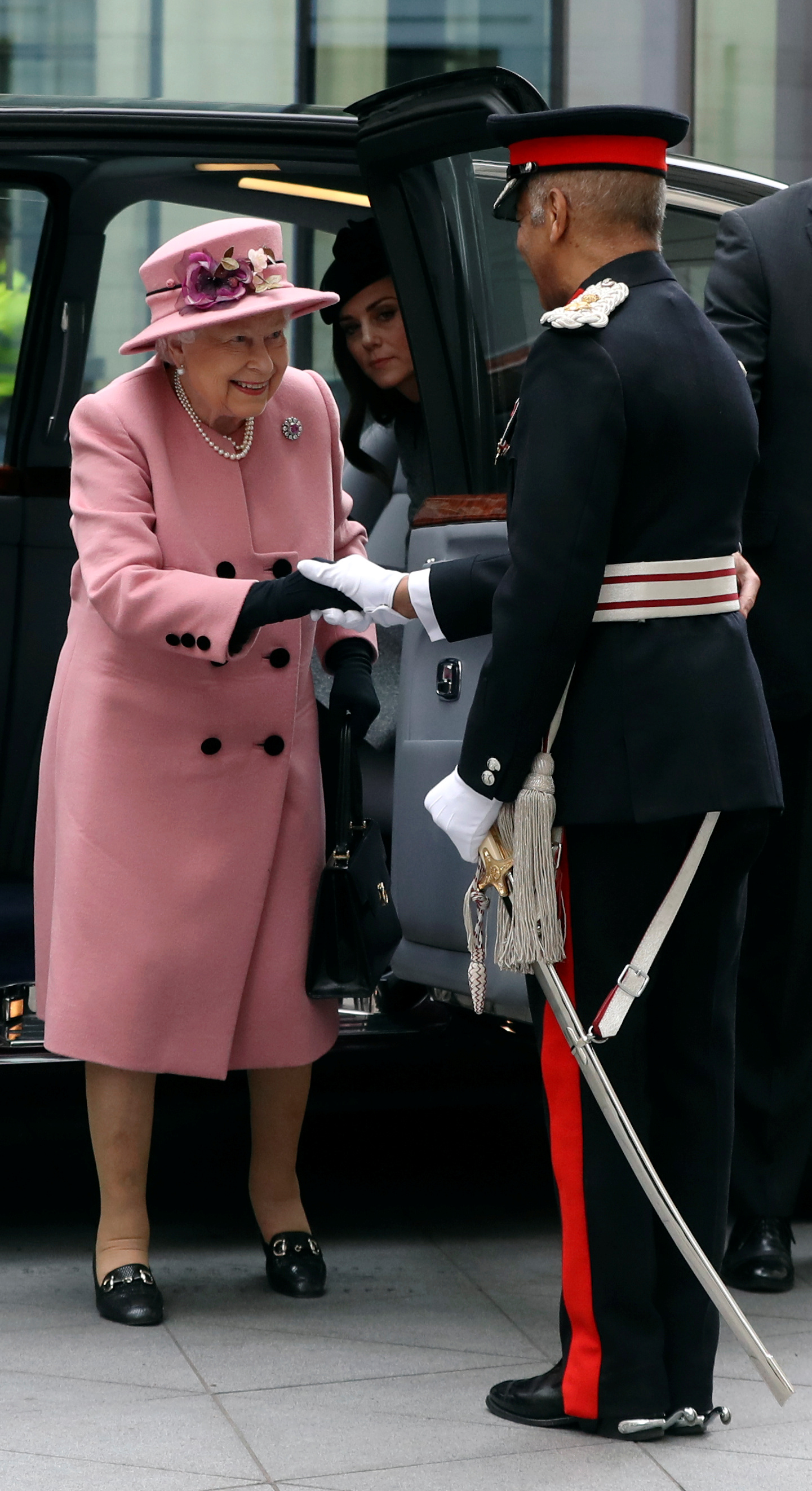 الملكة إليزابيث تصافح جندى فى استقبالها