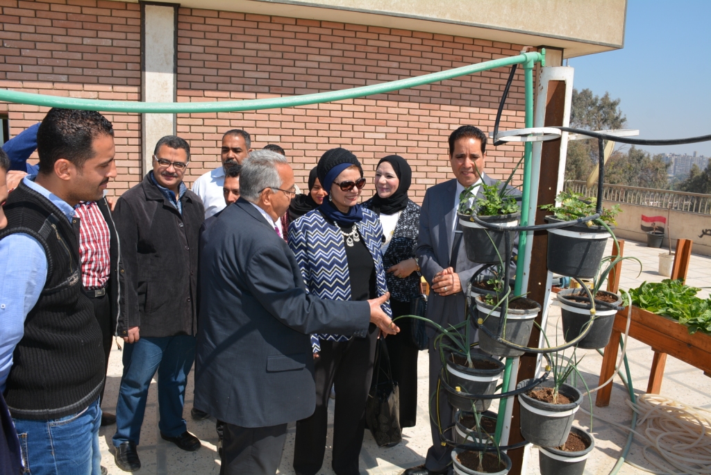 نائب رئيس جامعة أسيوط تشهد افتتاح نموذج زراعة الأسطح بكلية الزراعة (4)