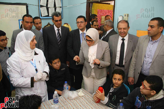وزيرة الصحة تطلق حملة القضاء على الديدان  (13)