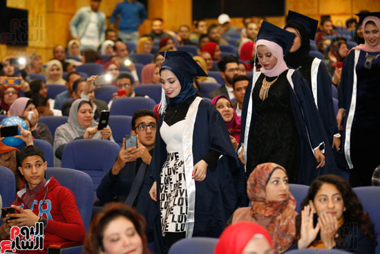 حفل مناقشة مشروعات تخرج طلاب كلية الإعلام بجامعة النهضة (12)