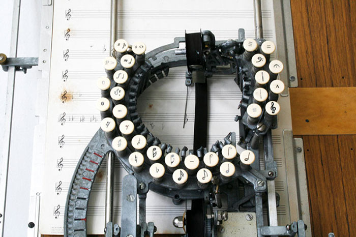 آلة كاتبة للنوتة الموسيقية  (2)