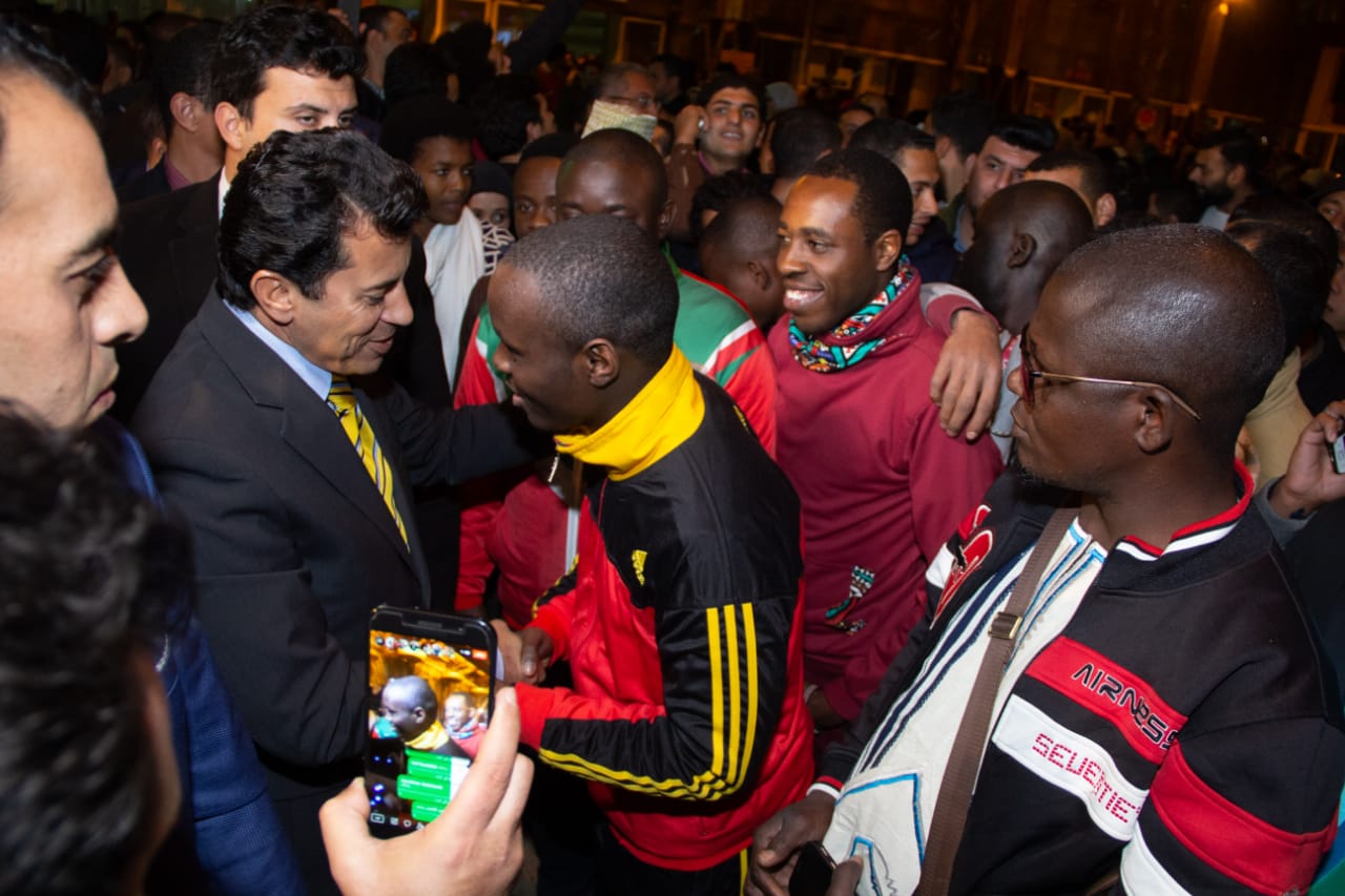 وزير الرياضة مع الشباب الافريقي