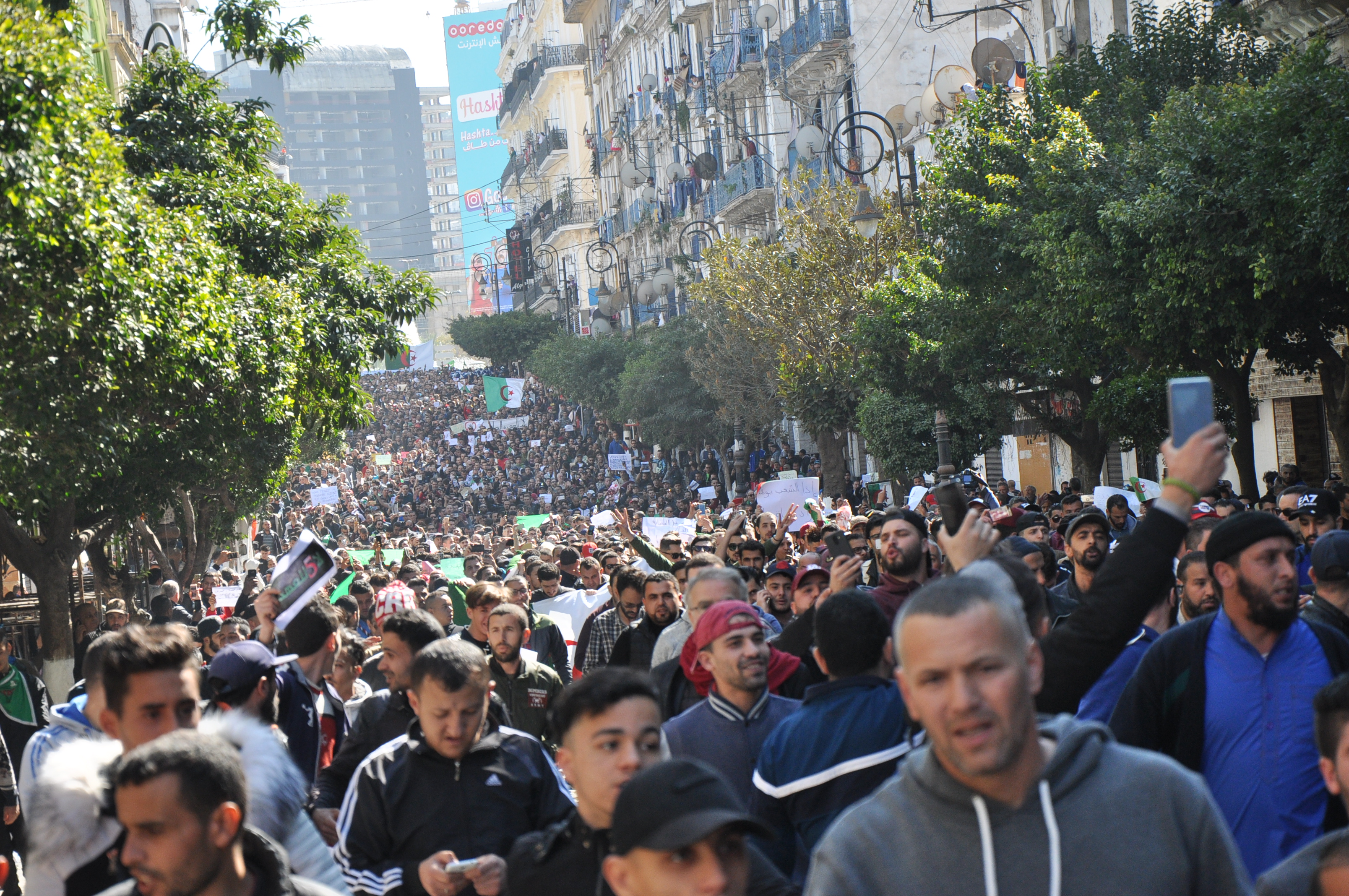 الاف الجزائريين بالشوارع