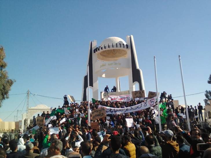 الجزائريين يجتاحون ساحة سيدي بلبعاس