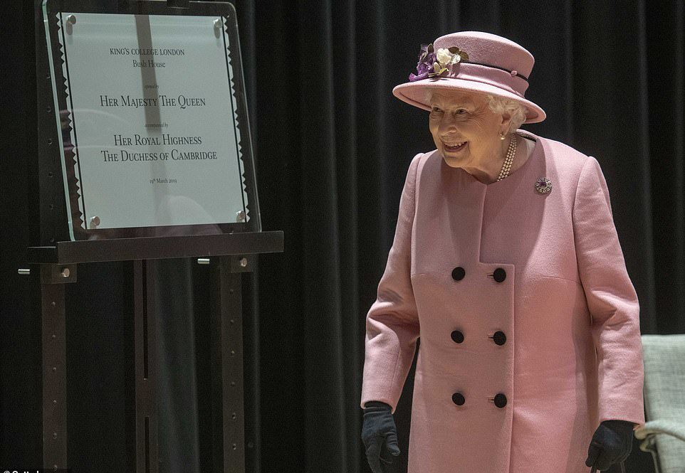 الملكة ارتدت  معطفًا من الكشمير الوردى