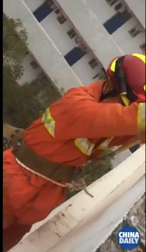 رجل الاطفاء يتسلل لإنقاذ الفتاة