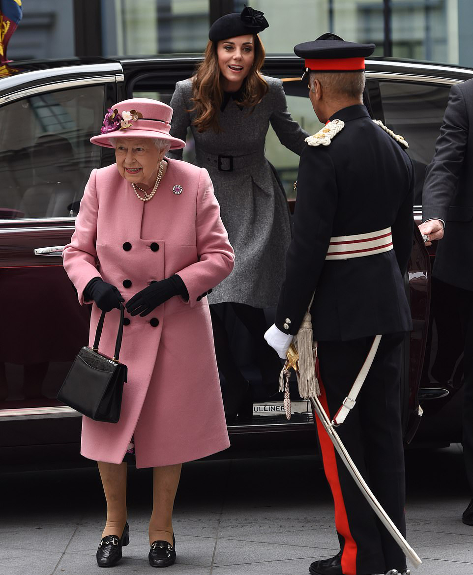 كيت تتبع الملكة فى اول زيارة رسمية لهما معاً