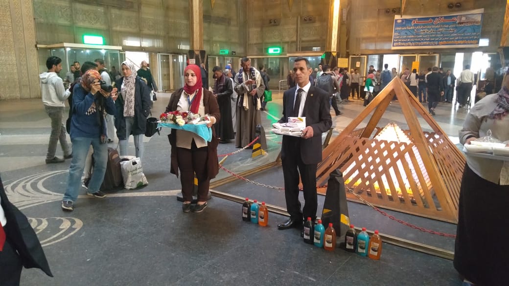 توزيع ورود على ركاب محطة مصر (13)