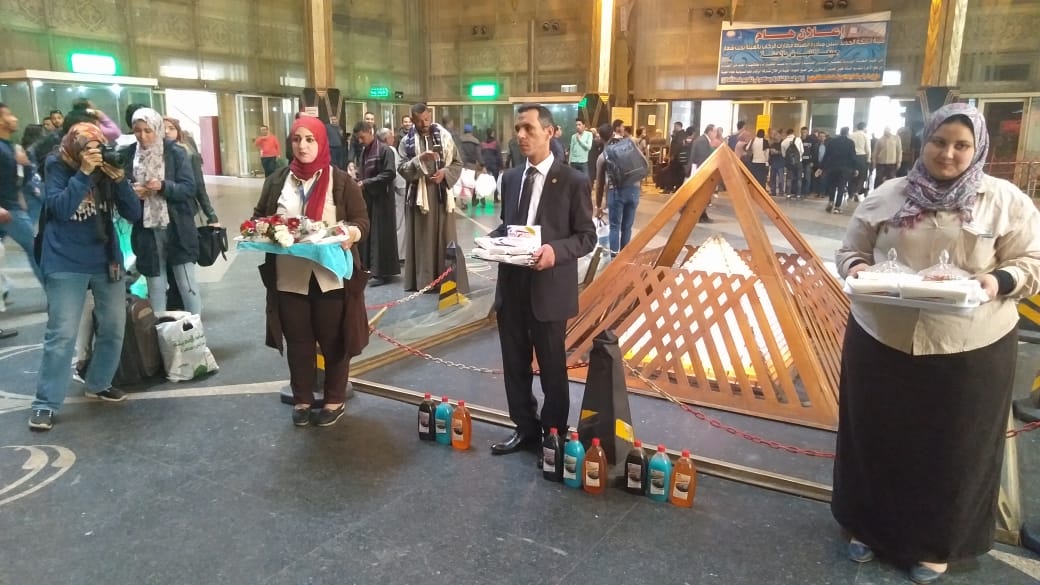 توزيع ورود على ركاب محطة مصر (7)