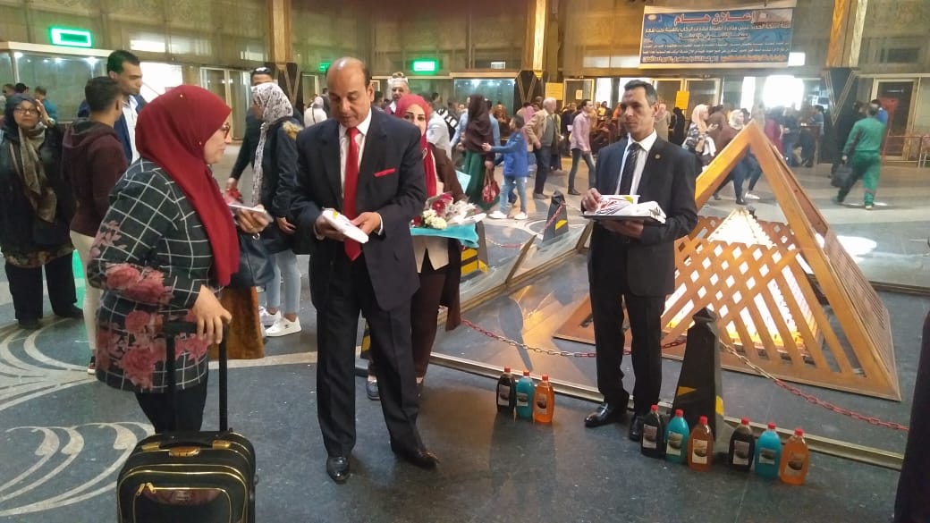 توزيع ورود على ركاب محطة مصر (8)