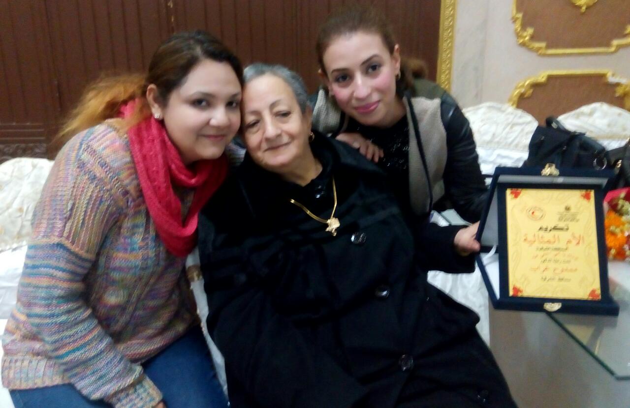الست سهير مع ابنتها و زوجة ابنها