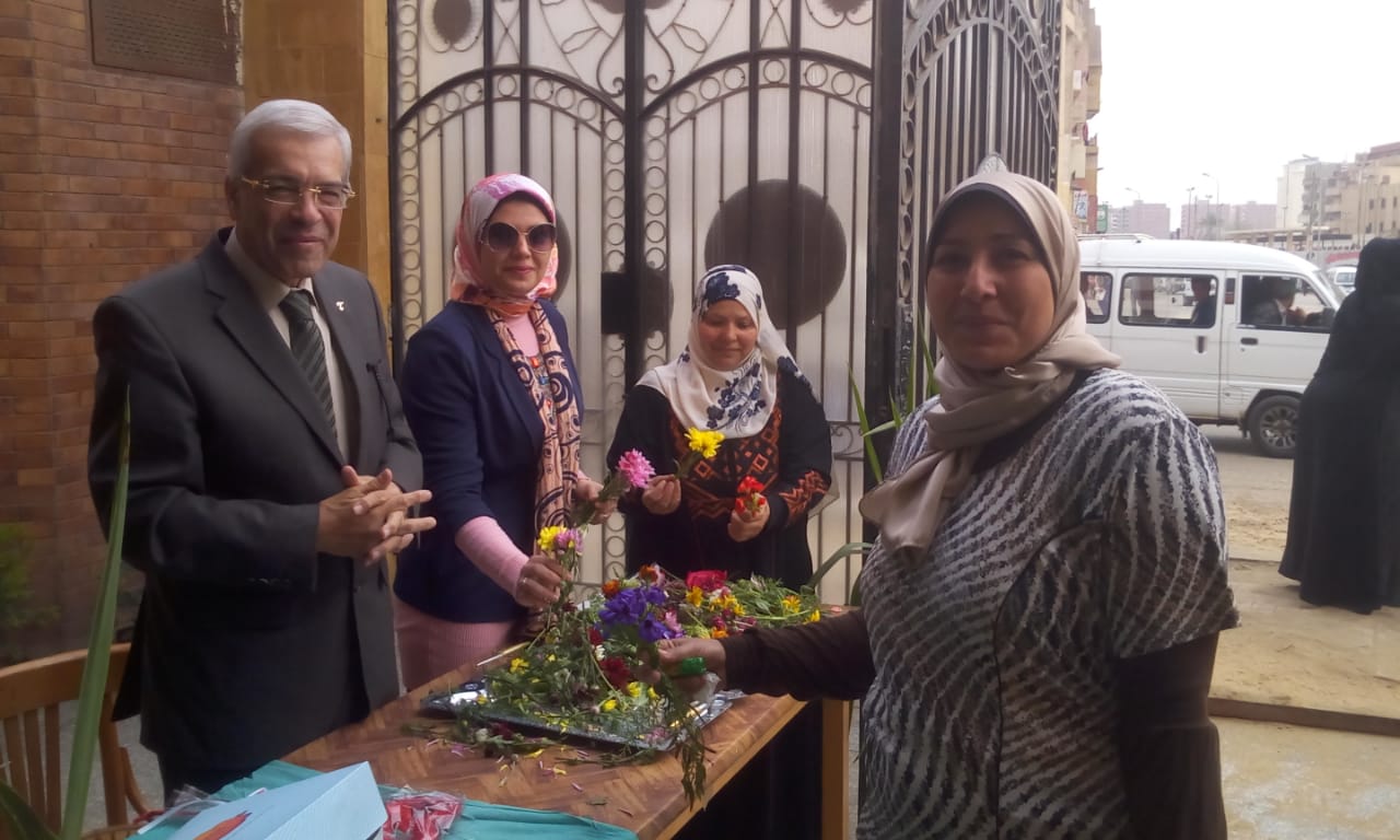 مدير تعليم بالقليوبية يقدم باقات الورود للأمهات بالديوان (1)
