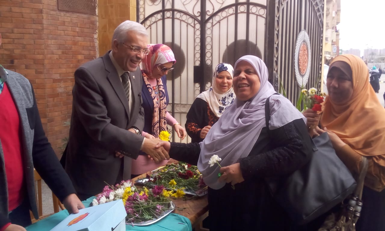 مدير تعليم بالقليوبية يقدم باقات الورود للأمهات بالديوان (5)