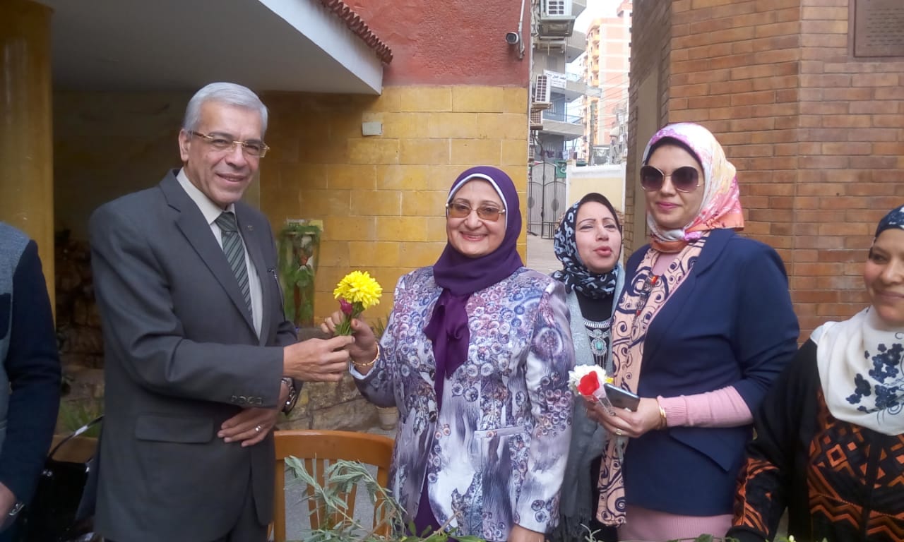 مدير تعليم بالقليوبية يقدم باقات الورود للأمهات بالديوان (4)