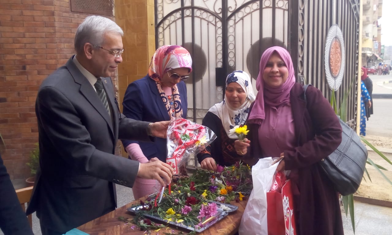 مدير تعليم بالقليوبية يقدم باقات الورود للأمهات بالديوان (6)