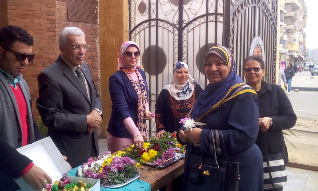 مدير تعليم بالقليوبية يقدم باقات الورود للأمهات بالديوان (9)