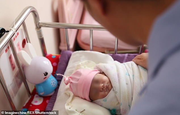 طفل ولد قبل الأوان يزن 490 جرام فى  الصين  (4)